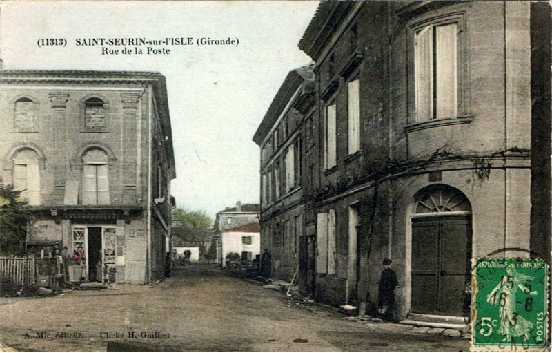 Carte postale ancienne Saint-Seurin-sur-l'Isle - rue de la Poste 1