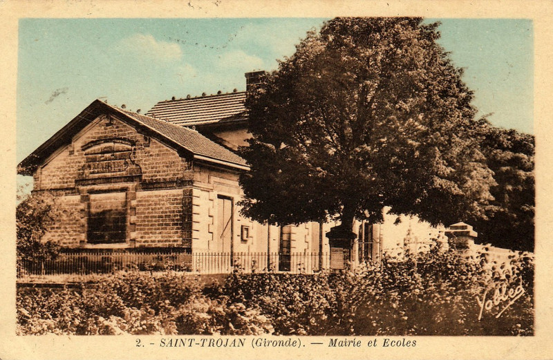 Carte postale ancienne Saint-Trojan - Mairie et écoles 1