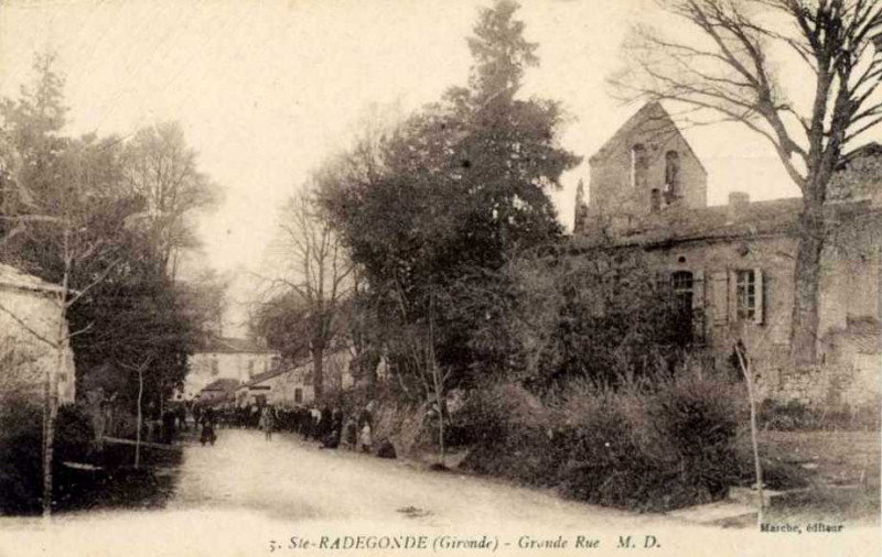 Carte postale ancienne Sainte-Radegonde - bourg 1