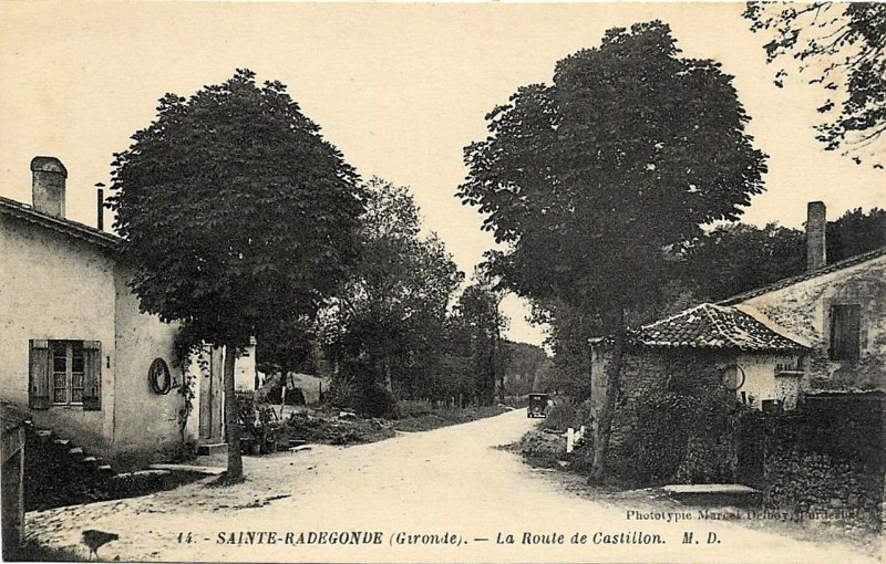 Carte postale ancienne Sainte-Radegonde - bourg 4