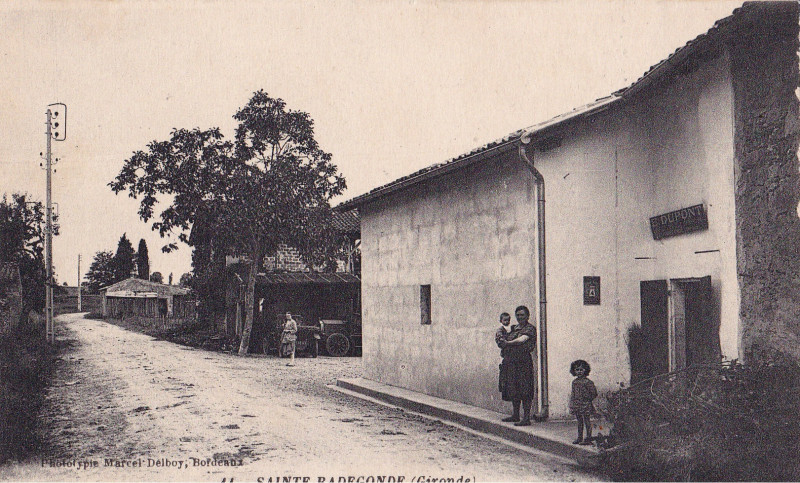 Carte postale ancienne Sainte-Radegonde - bourg 5