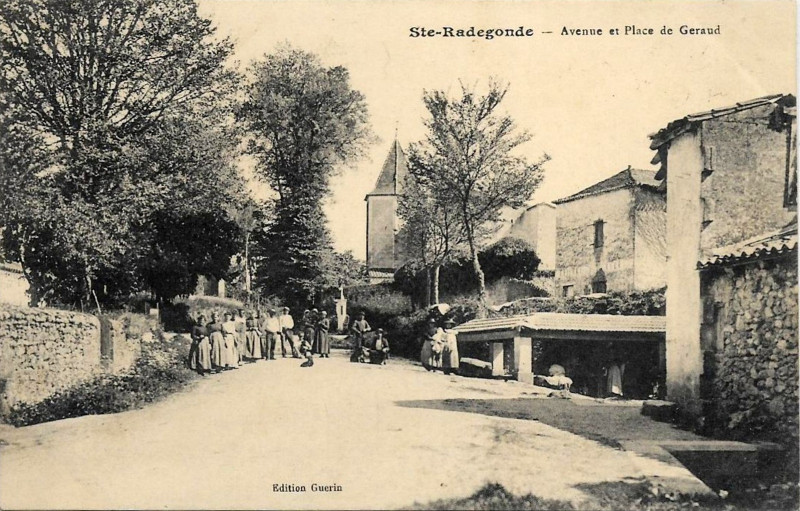 Carte postale ancienne Sainte-Radegonde - Place de Geraud 1