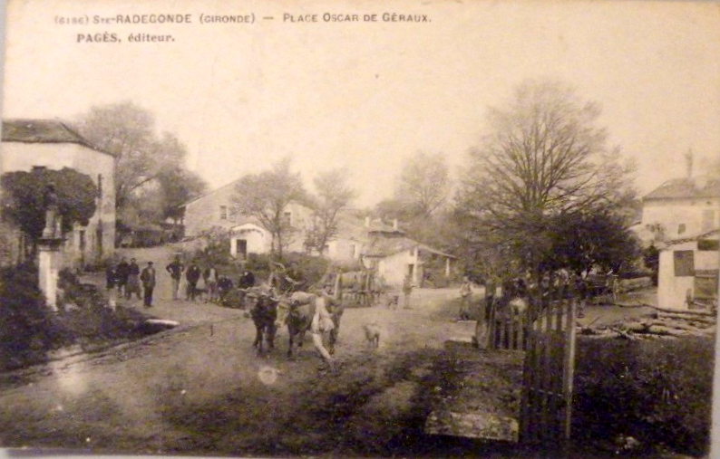 Carte postale ancienne Sainte-Radegonde - Place de Geraud 2