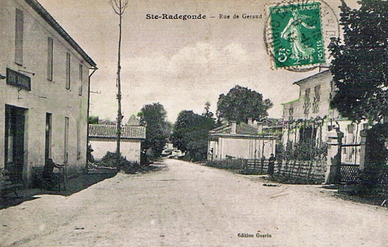 Carte postale ancienne Sainte-Radegonde - rue de Geraud