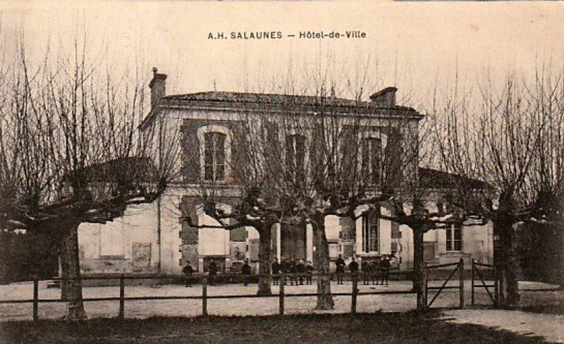 Carte postale ancienne Salaunes - Hôtel de ville