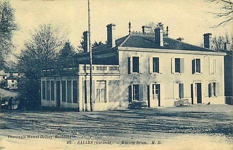 Carte postale ancienne Salles - Maison Brun