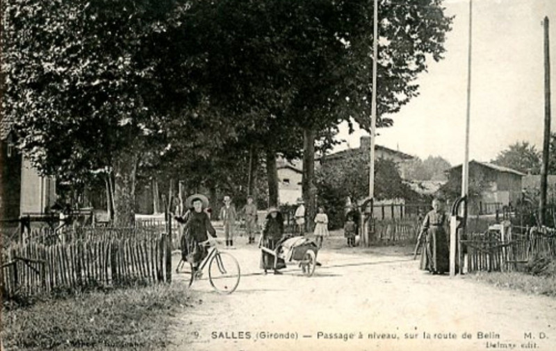 Carte postale ancienne Salles - passage à niveau