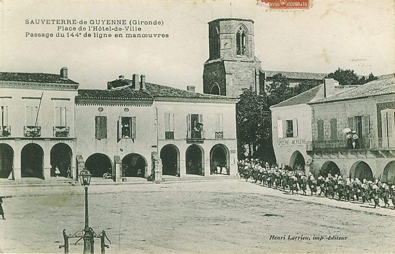 Carte postale ancienne Sauveterre-de-Guyenne - Place centrale 1