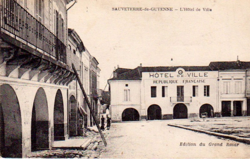 Carte postale ancienne Sauveterre-de-Guyenne - Place centrale 2