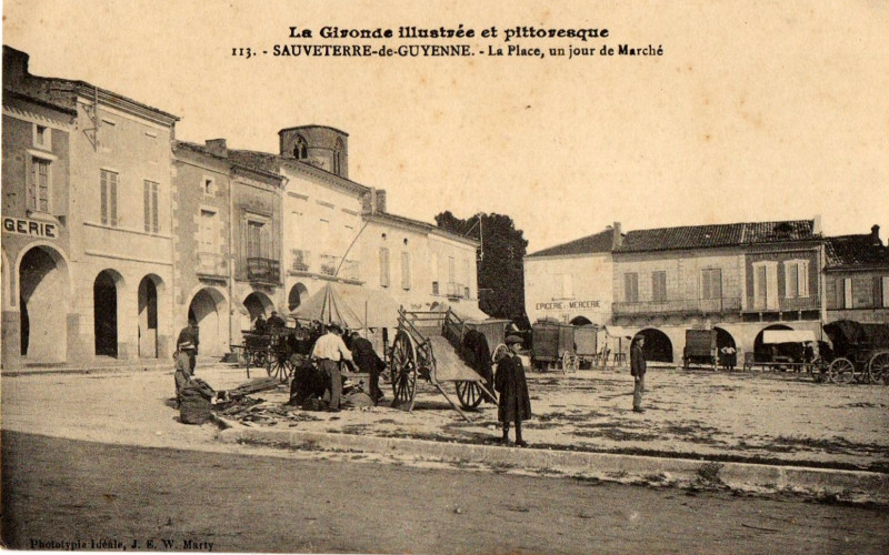 Carte postale ancienne Sauveterre-de-Guyenne - Place centrale 3
