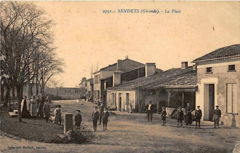 Carte postale ancienne Sendets - La Place