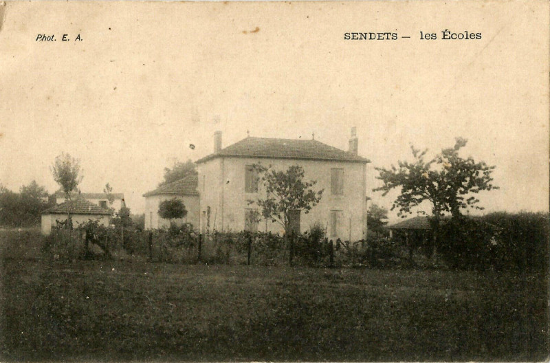 Carte postale ancienne Sendets - Les Ecoles