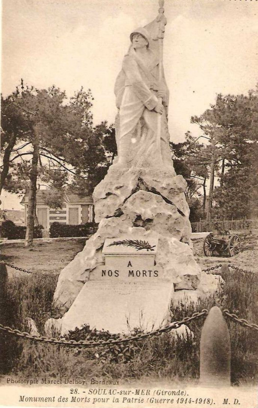 Carte postale ancienne Soulac-sur-Mer - monument aux morts