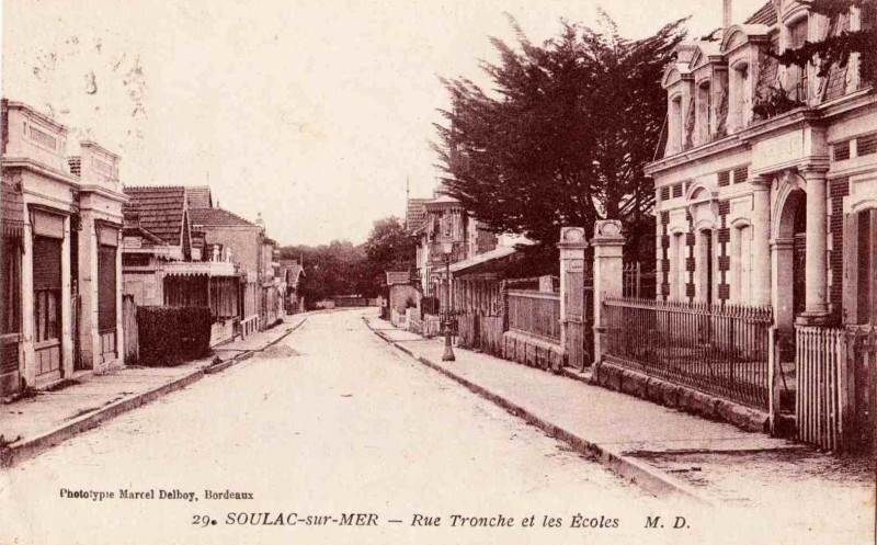 Carte postale ancienne Soulac-sur-Mer - rueTronche 1