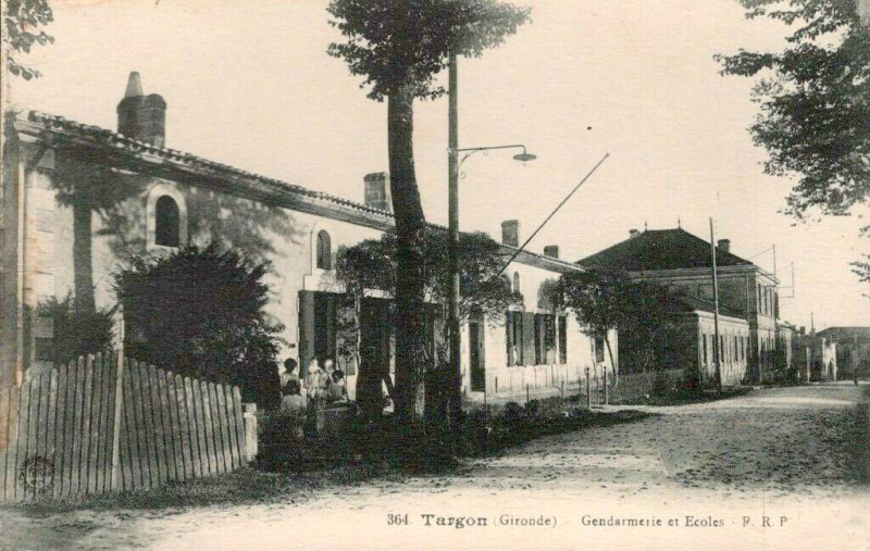 Carte postale ancienne Targon - Gendarmerie et Ecoles