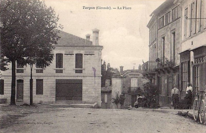 Carte postale ancienne Targon - place de l'église 1