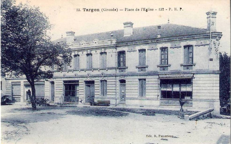 Carte postale ancienne Targon - place de l'église 2