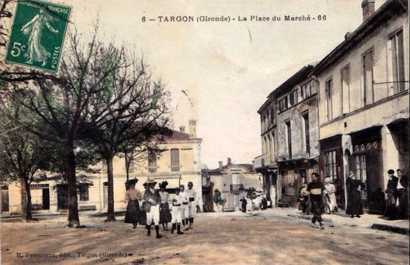 Carte postale ancienne Targon - place de l'église 3