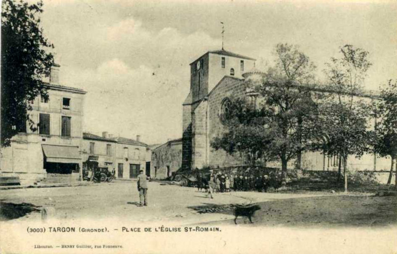Carte postale ancienne Targon - place de l'église 4
