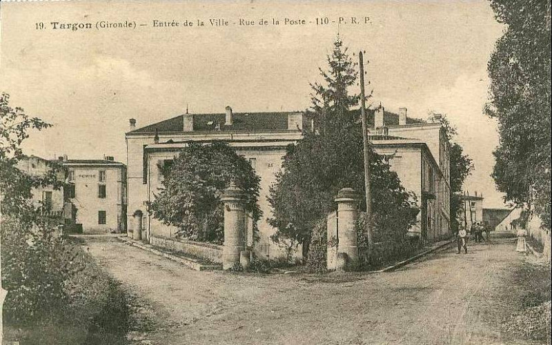 Carte postale ancienne Targon - rue de la Poste