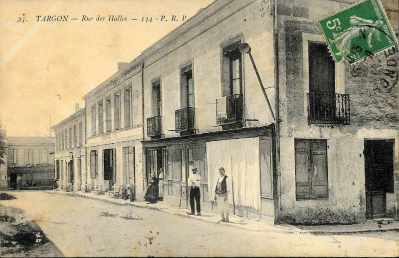 Carte postale ancienne Targon - rue des Halles