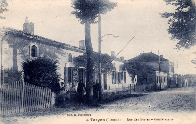 Carte postale ancienne Targon - rue des écoles 1