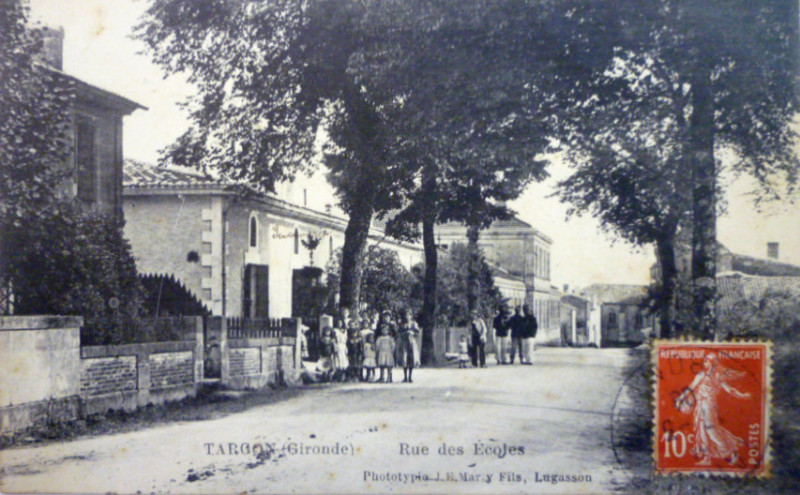 Carte postale ancienne Targon - rue des écoles 2