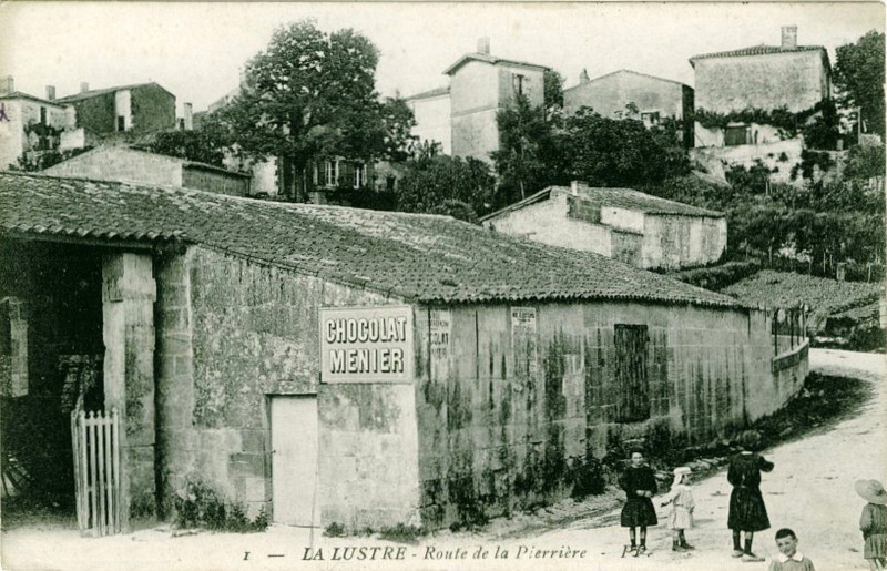 Carte postale ancienne Tauriac - bourg 3