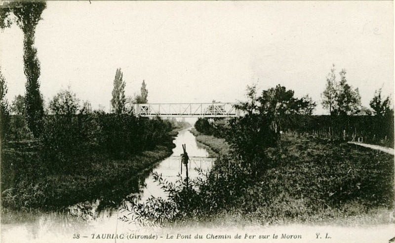 Carte postale ancienne Tauriac - pont de chemin de fer b