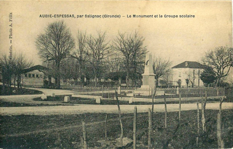 Carte postale ancienne Aubie-et-Espessas - Monument aux morts