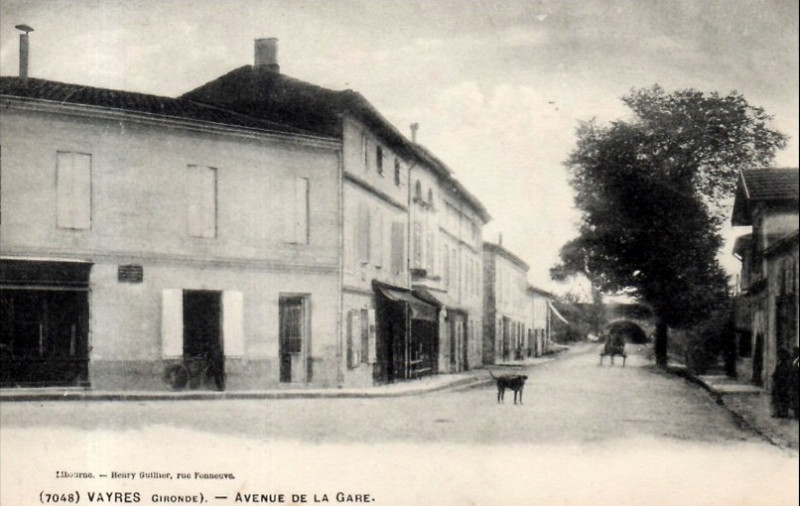 Carte postale ancienne Vayres avenue de la gare