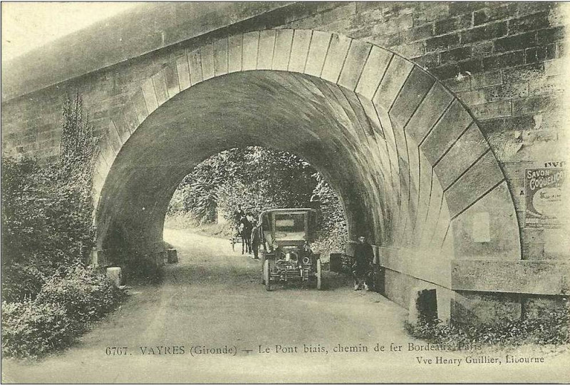 Carte postale ancienne Vayres le pont biais 1