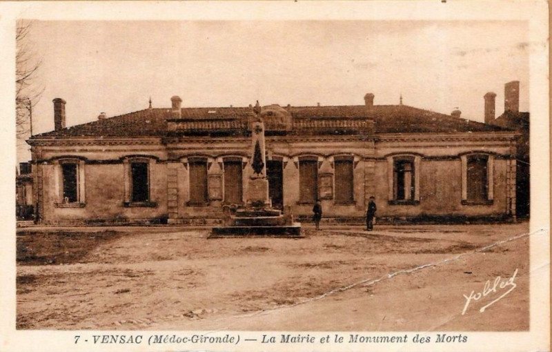 Carte postale ancienne Vensac - Mairie et monument aux morts