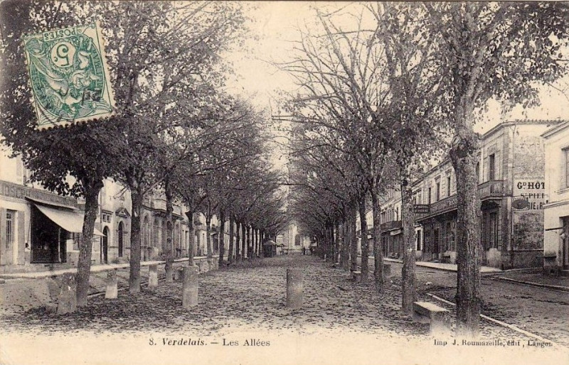 Carte postale ancienne Verdelais - Les allées 10