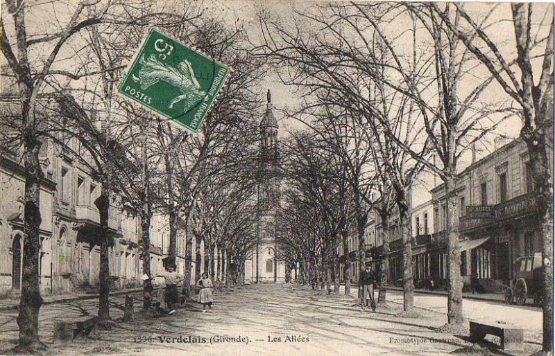Carte postale ancienne Verdelais - Les allées 6