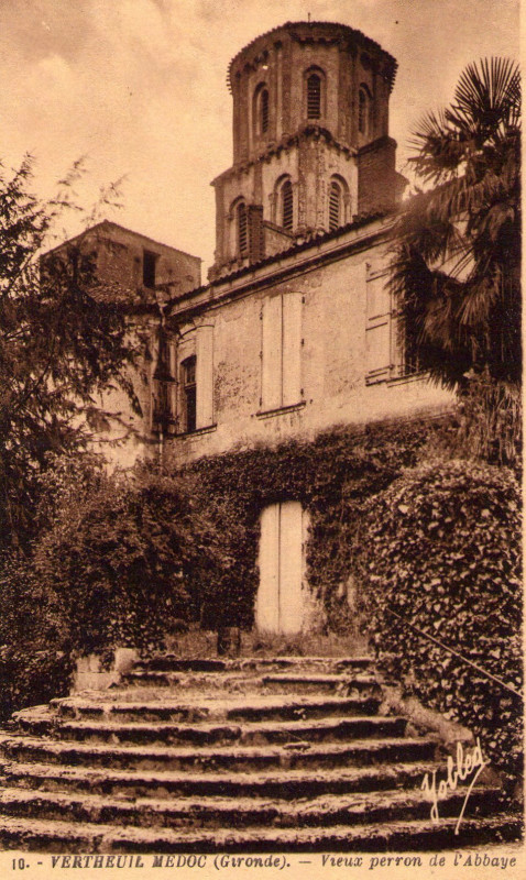 Carte postale ancienne Vertheuil - Abbaye et vieux perron