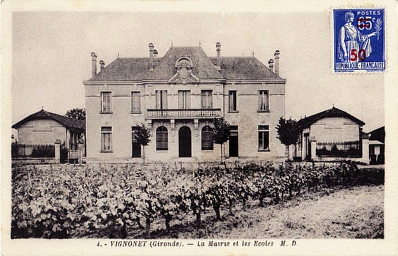 Carte postale ancienne Vignonet - Mairie et écoles