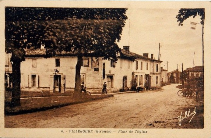 Carte postale ancienne Villegouge - Place de l'église 1