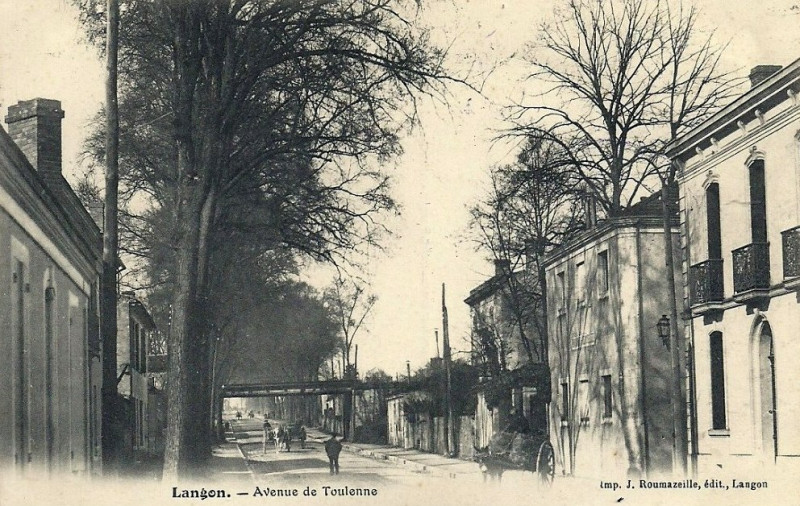 Carte postale ancienne Langon - avenue de Toulenne