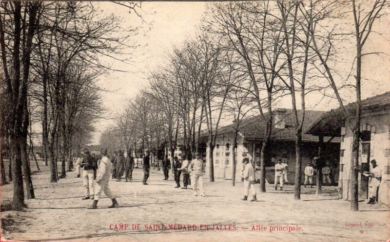 Carte postale ancienne Camp de Saint-Médard - allée principale 1
