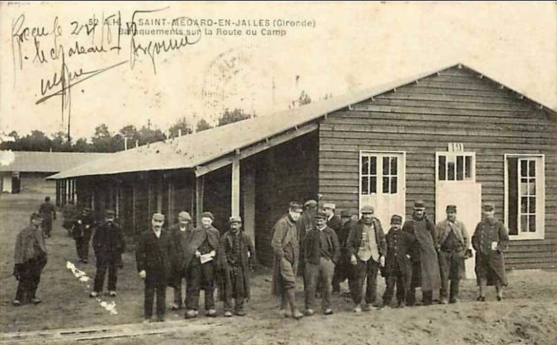 Carte postale ancienne Camp de Saint-Médard - baraquements 2