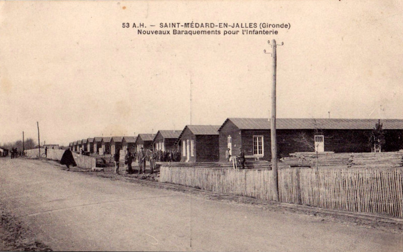 Carte postale ancienne Camp de Saint-Médard - barrquement 5