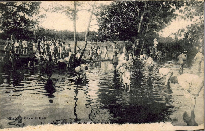 Carte postale ancienne Camp de Saint-Médard - Hommes au bain