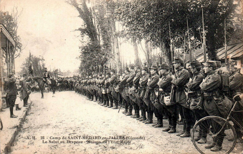 Carte postale ancienne Camp de Saint-Médard - le salut du drapeau