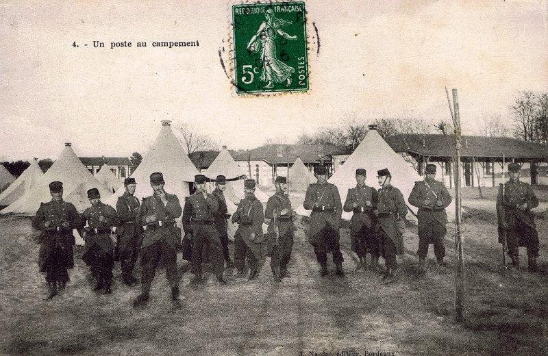 Carte postale ancienne Camp de Saint-Médard - un poste