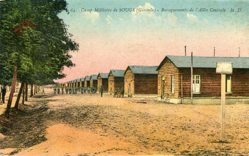 Carte postale ancienne Camp de Souge - allée centrale - baraquements
