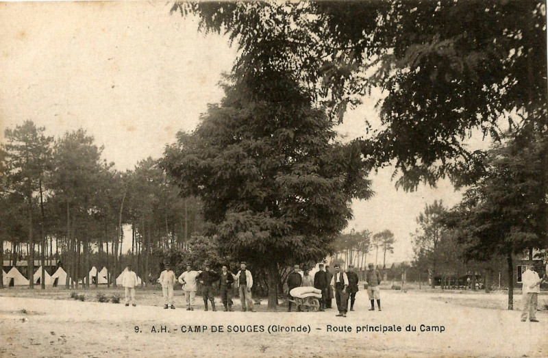 Carte postale ancienne Camp de Souge - allée principale 1