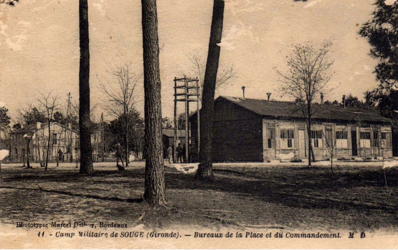 Carte postale ancienne Souges-camp-bureaux-de-la-place-et-du-commandement