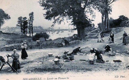 Carte postale ancienne Douarnenez Lavoir aux Plomarch à Douarnenez
