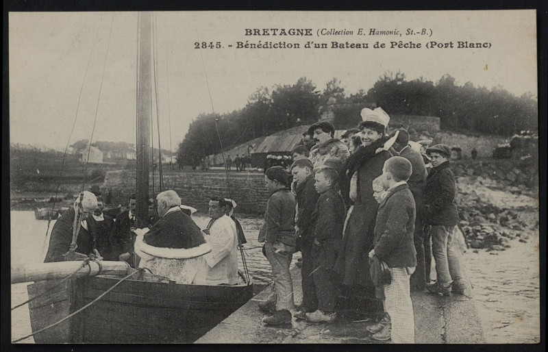 Carte postale ancienne Penvénan - Bénédiction d'un bateau de pêche à Penvénan
